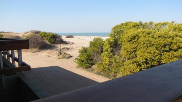 - Balcón con vistas a una playa de arena en el Departamento Villa Gesell Nord sobre Playa y 310 Vista al Mar en Villa Gesell