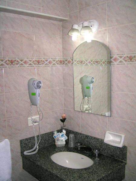 y baño con lavabo y espejo. en Gran Hotel Atlantic en Buenos Aires