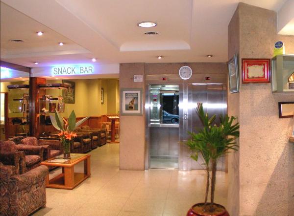 un vestíbulo con un bar de sushi y una sala de espera en Gran Hotel Atlantic en Buenos Aires