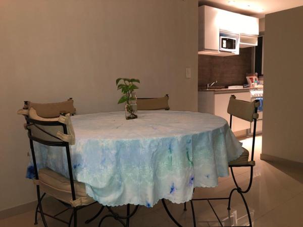 una mesa con un jarrón en ella en una cocina en B and B Marcos Paz Apartment en San Miguel de Tucumán