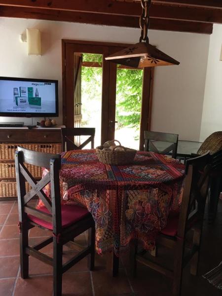 una mesa con un mantel en una habitación en casa piano en Balneario Mar Azul