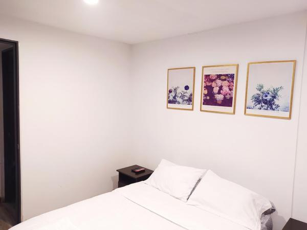 Cama o camas de una habitación en 7 Apartamento dos habitaciones Cedritos Minimalista