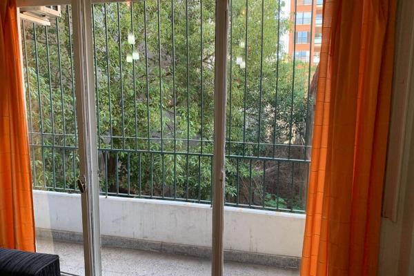 una ventana abierta con vistas al jardín en Best location in Caballito, Buenos Aires, 80 M2 en Buenos Aires