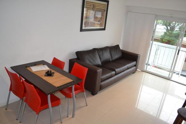 sala de estar con mesa y sofá en Departamento Premium 2 ambientes a 600 metros de la playa Totalmente equipado en Mar del Plata