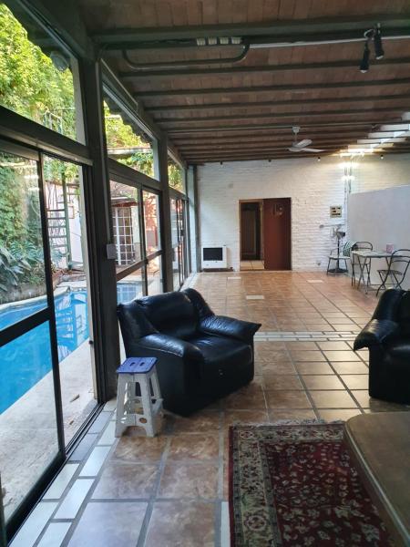 sala de estar con sofá y mesa en Gachishouse en Buenos Aires
