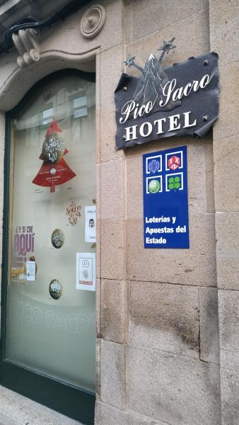 un escaparate con un cartel para un hotel en el PICO SACRO Y HOSTAL-PENSION Santiago de Compostela en Santiago de Compostela