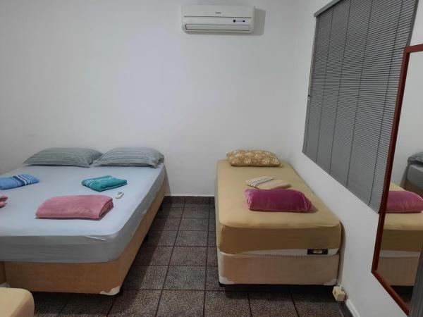 2 camas individuales en una habitación con 2 almohadas en Mikonos 3 Casa Inteira Próx Expo Center Norte, en São Paulo