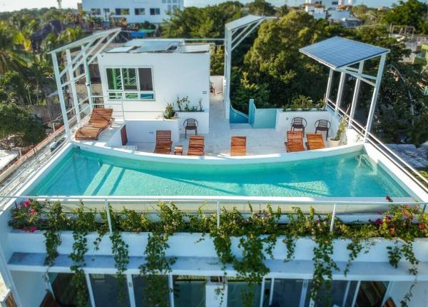 Villa con piscina en la parte superior de una casa en Oceanview Luxury Suite Steps from Quinta Avenida Balcony Infinity pool HMoon, en Playa del Carmen