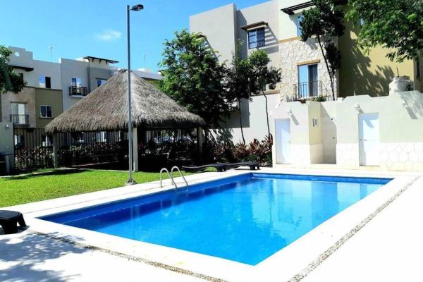 una piscina frente a un edificio en Departamento, Cd Mayakoba, Paya del Carmen, en Playa del Carmen