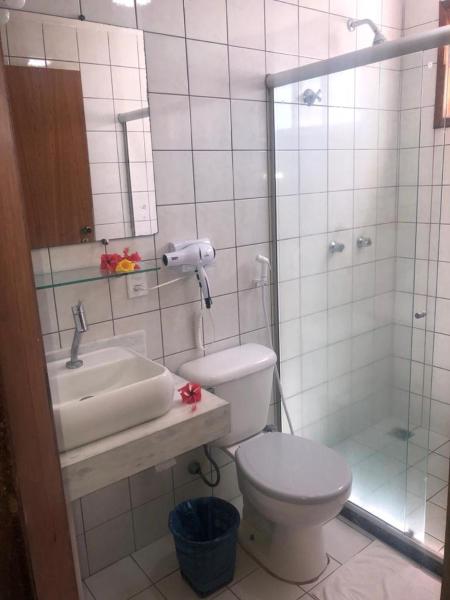 Un baño de Apartamento Aconchegante 5 min a pé da Praia de Taperapuan