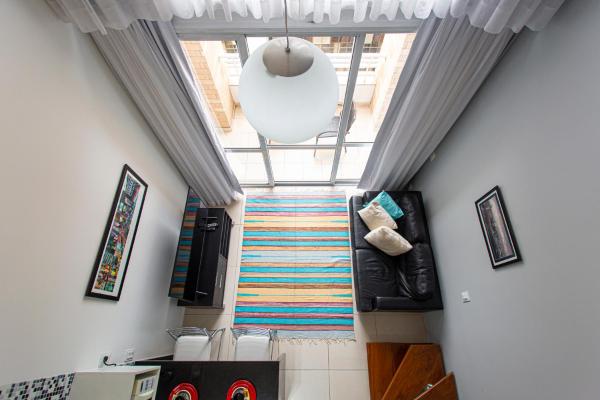 una vista aérea de una escalera en una casa en Aconchegante Duplex no Brooklin III, en São Paulo