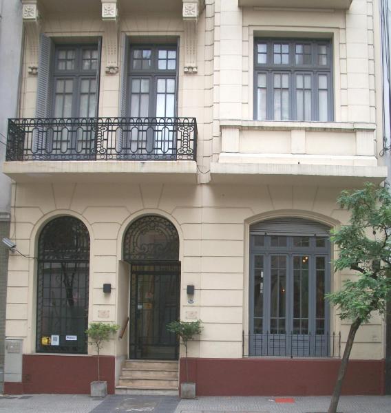 un edificio con ventanas y puertas en una calle en A Hotel en Buenos Aires