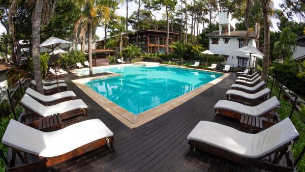 una piscina con tumbonas y un montón de galletas en Rincon del Duende Resort y Spa de Mar en Mar de las Pampas