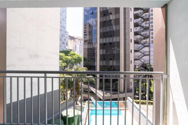 balcón con vistas a la piscina y a los edificios en BHomy Bela Vista Moderno com varanda BS37, en São Paulo