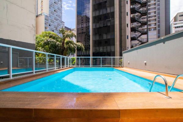 una piscina en la azotea de un edificio con edificios altos en BHomy Bela Vista Moderno com varanda BS37, en São Paulo