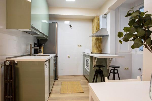cocina con fregadero y encimera en Modern 2 Bed Apartment near Las Ventas, en Madrid