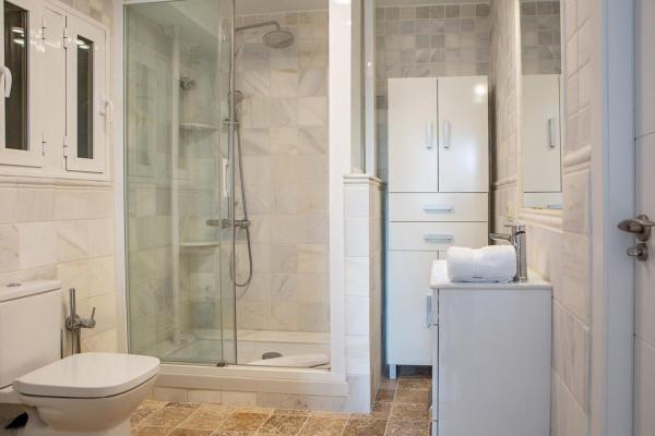 y baño con aseo y ducha acristalada. en Modern 2 Bed Apartment near Las Ventas, en Madrid