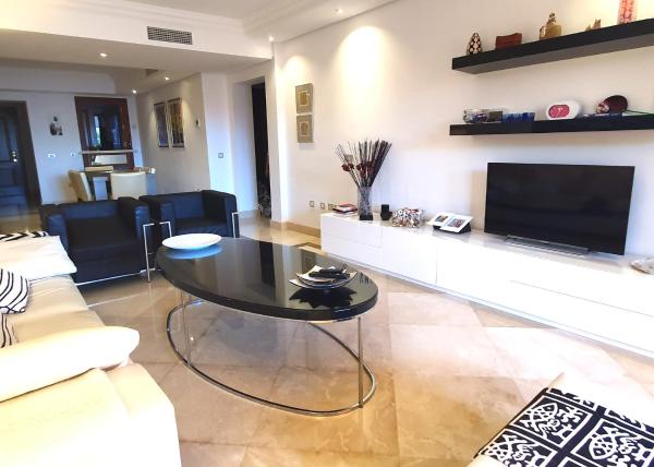 Televisión o centro de entretenimiento en Luxurious Two Bedroom Apartment in Mar Azul, Estepona
