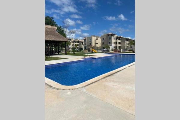 una piscina en medio de un edificio en Un Rinconcito en Playa, Entire Apartment, en Playa del Carmen