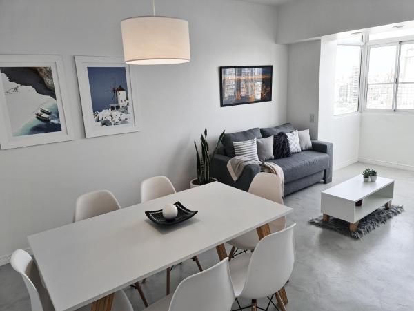 sala de estar con mesa blanca y sofá en G&G Apartments - Recoleta City View en Buenos Aires