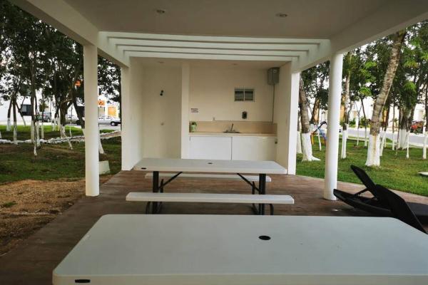 una mesa de picnic en un pabellón con cocina en My Little Paradise, en Playa del Carmen