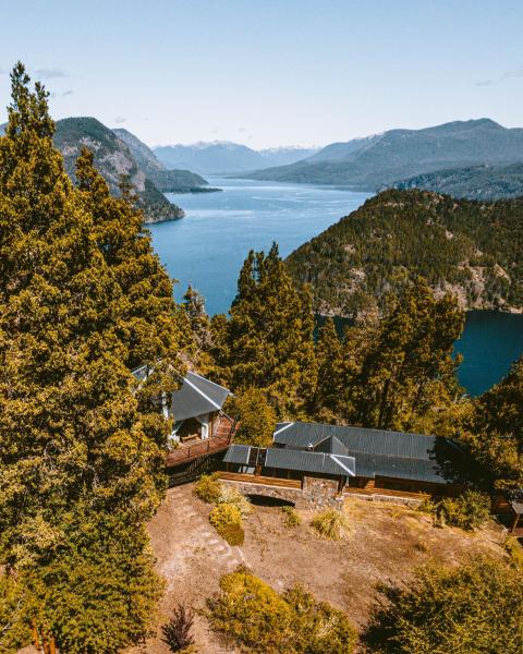 una vista aérea de una casa junto a un lago en Arrayan Lake View Mountain Lodge & Casa De Te Arrayan en San Martín de los Andes