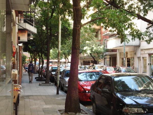 Una fila de autos estacionados en una calle de la ciudad en Departamento de 1 ambiente en Recoleta a metros Av Santa Fe en Buenos Aires