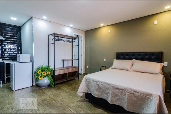 1 dormitorio con 1 cama grande y cocina en A CASINA, en São Paulo