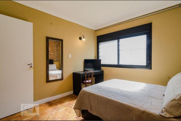 Un dormitorio con una cama grande y una ventana en A CASINA, en São Paulo
