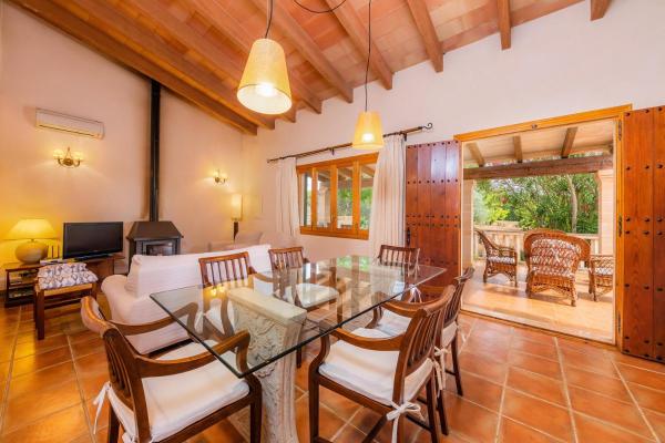 Zona de comedor en la villa