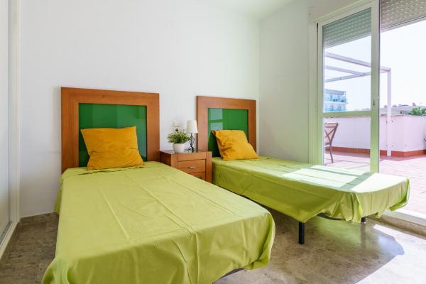Cama o camas de una habitación en MalagaSuite Bajondillo Pool