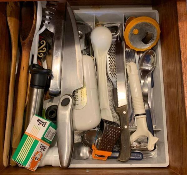 un cajón lleno de muchos utensilios de cocina en MRG - Casa Italiana 3D - 550 metros da Rua Coberta, en Gramado