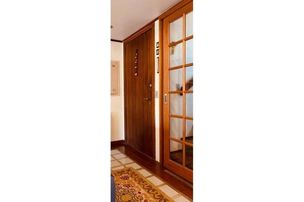 pasillo con puerta de madera y puerta de cristal en MRG - Casa Italiana 3D - 550 metros da Rua Coberta, en Gramado