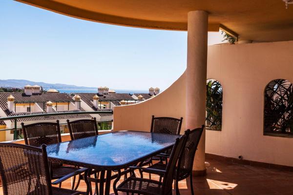 patio con mesa y sillas en el balcón en Señorío de Aloha Apartahotel, en Marbella