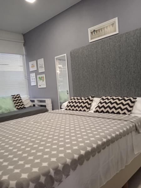 1 dormitorio con 1 cama grande en una habitación en Departamento Temporario FORMOSA, en Formosa