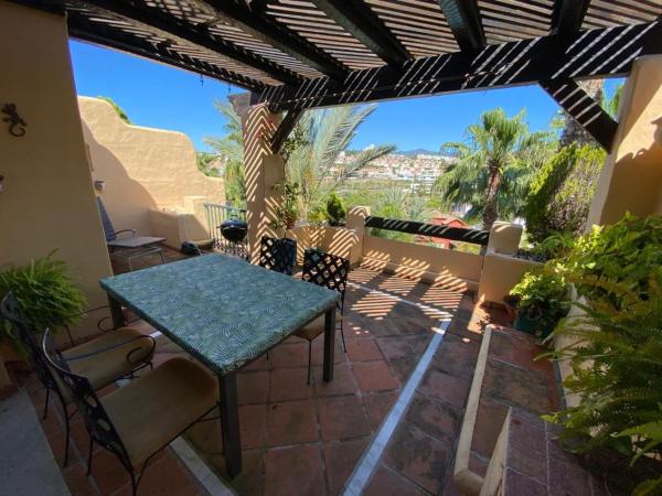 Un balcón o terraza de Amazing Holiday Apartment With Tropical Community Pool
