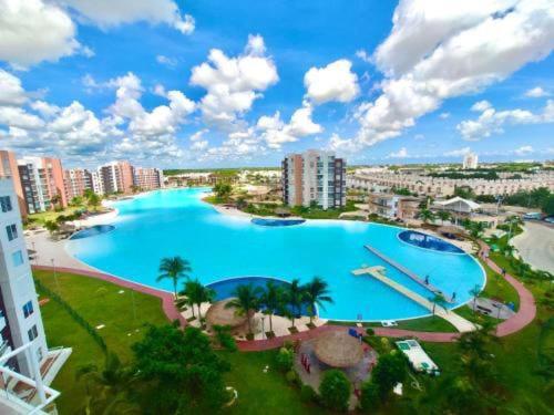una vista aérea de una gran piscina en una ciudad en Delfin Dreams Cancún, en Cancún