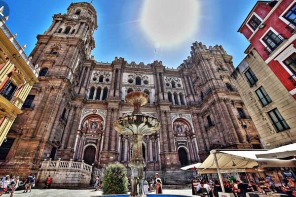 una gran catedral con una fuente frente a ella en Confortable-tranquilo apartamento junto al centro, en Málaga