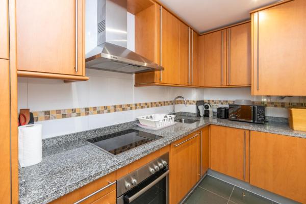 Una cocina o zona de cocina en 2BR Calanova Grand Golf - WIFI/AC/POOL