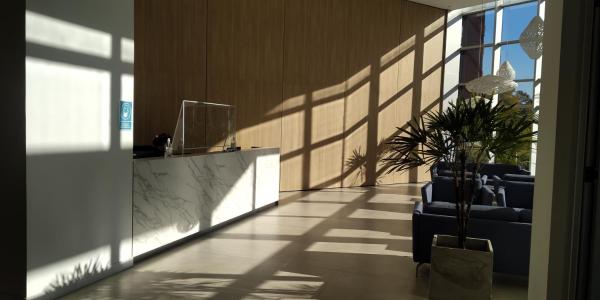 un pasillo con sillas y un escritorio en un edificio en Vista Privilegiada, en Punta del Este