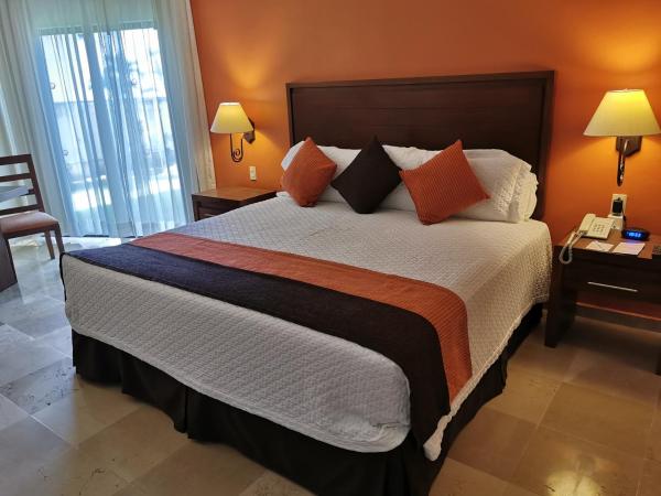 Cama o camas de una habitación en Canto del Sol Puerto Vallarta All Inclusive