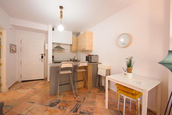 cocina con mesa y sillas en una habitación en Romana Playa Elviria, en Marbella
