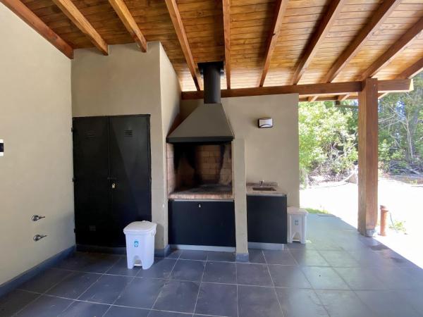 una cocina al aire libre con fogones en una casa en Altos del Bonito, en Villa La Angostura