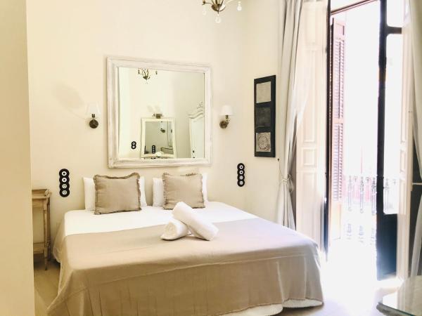 Cama o camas de una habitación en Calderon & old town 4 balconías by ELE Apartments