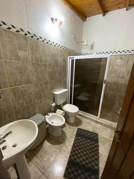 y baño con aseo, lavabo y ducha. en Casa de Fin de semana en Iguazú en Puerto Iguazú