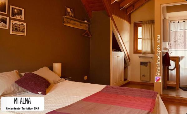 1 dormitorio con 1 cama en una habitación en M I A L M A Departamento Turistico en San Martín de los Andes
