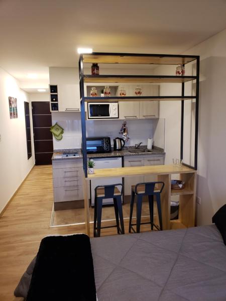 cocina con escritorio y 2 sillas en una habitación en Aires Verdes-Salta La linda en Salta