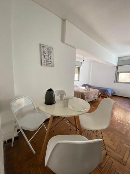 una habitación con mesa y sillas y un dormitorio en Greta Apartment I en Mendoza