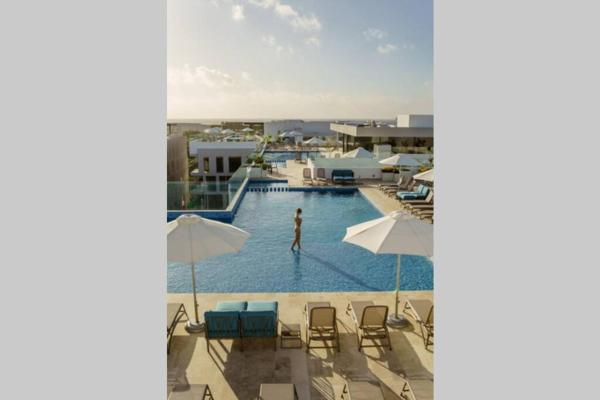 Vista de la piscina de Brand new 2 Br condo with exquisite design and fast internet by Happy Address o alrededores
