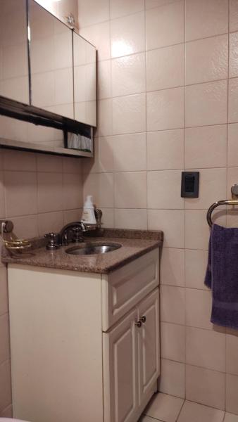 y baño con aseo y espejo.  en Casa CAVOK en San Carlos de Bariloche